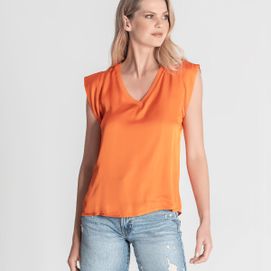 Blusa Acetinada Decote V Manga Curta